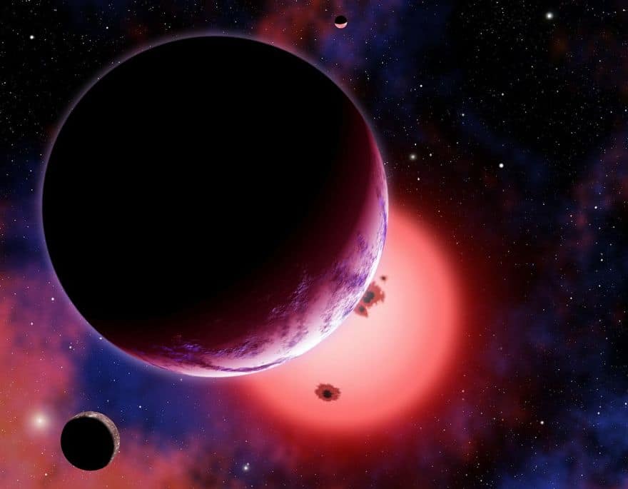 Художественная интерпретация планеты GJ 1214b с двумя гипотетическими лунами, вращающимися вокруг красного карлика в 40 световых годах от нас. Радиус планеты в 2,7 раза больше, чем у Земли, что относит ее к классу «суперземли».