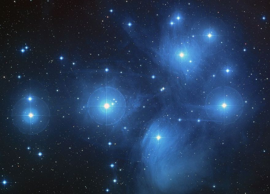 Рассеянное скопление M45, находящееся на расстоянии 400 световых лет и содержащее 3000 звезд. Находится в созвездии Тельца.