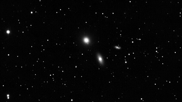 Галактики M 105, NGC 3384, 3389 в созвездии Льва