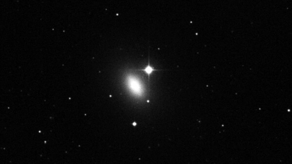 Эллиптическая галактика NGC 821 в созвездии Овна