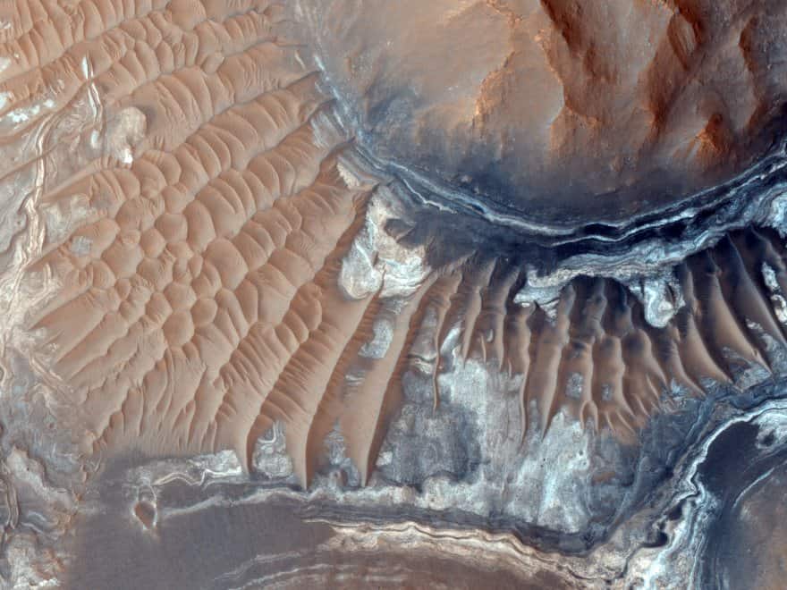 Вид Mariner 9 на лабиринт ночи в Mariner Valley